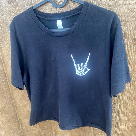 Cropped Black Sign of the Horns / Devil’s Horns Hand T-shirt Size Medium - Picture 4 of 8
